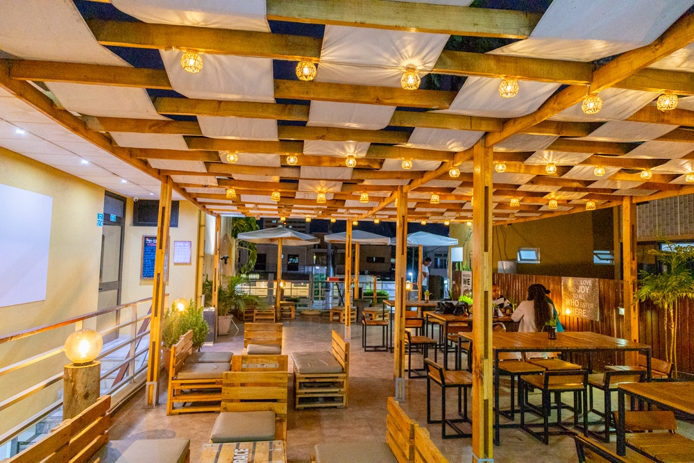 Pinto's Terrace a noite